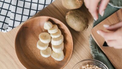 Banana, kiwi and oats illustrating simple foods that may be easier to tolerate with GLP-1 nausea