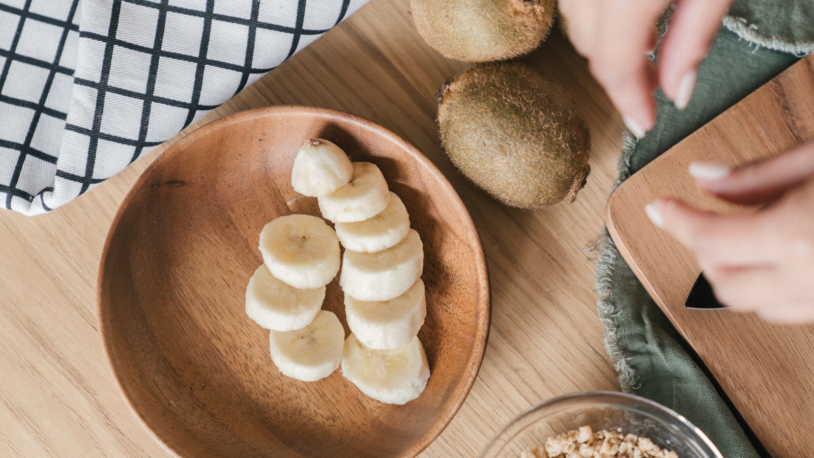 Banana, kiwi and oats illustrating simple foods that may be easier to tolerate with GLP-1 nausea